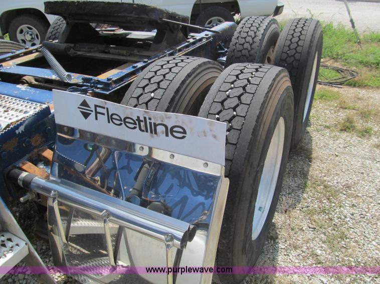 image for item B6374 1999 Peterbilt 377 semi truck