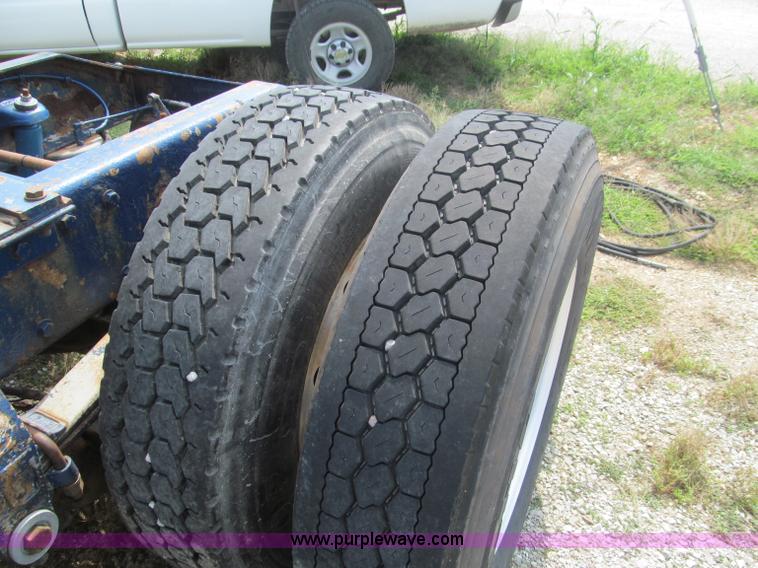 image for item B6374 1999 Peterbilt 377 semi truck