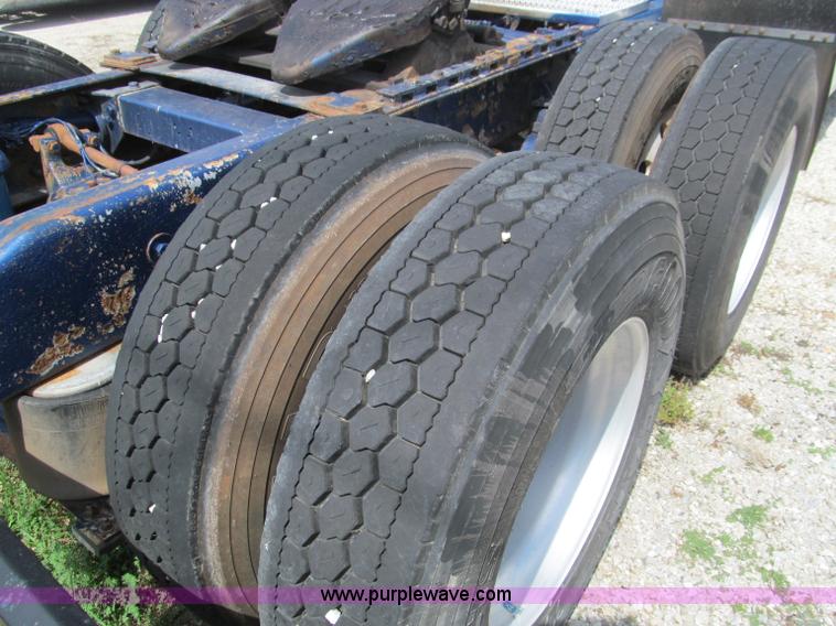 image for item B6374 1999 Peterbilt 377 semi truck