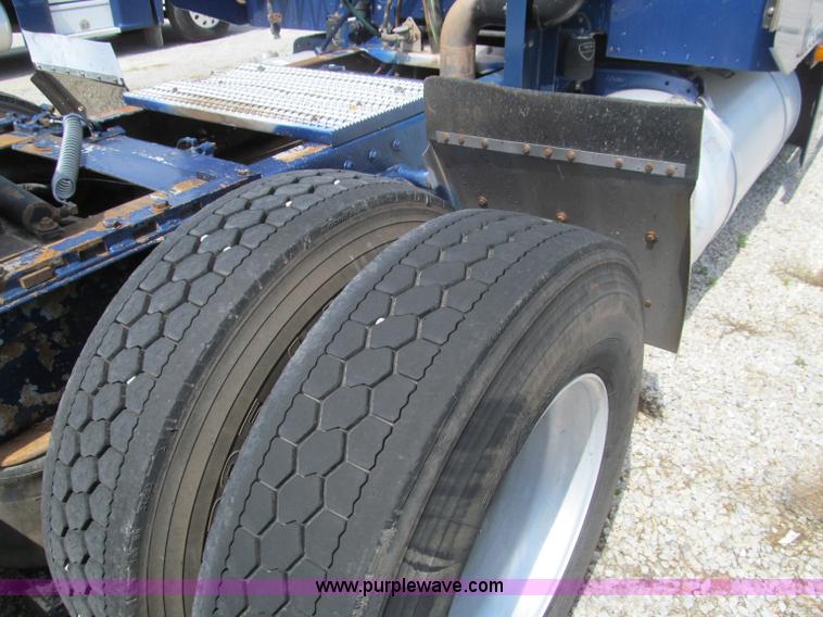 image for item B6374 1999 Peterbilt 377 semi truck