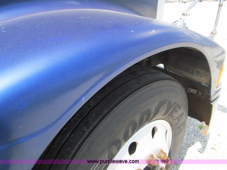 image for item B6374 1999 Peterbilt 377 semi truck