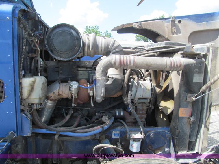 image for item B6374 1999 Peterbilt 377 semi truck