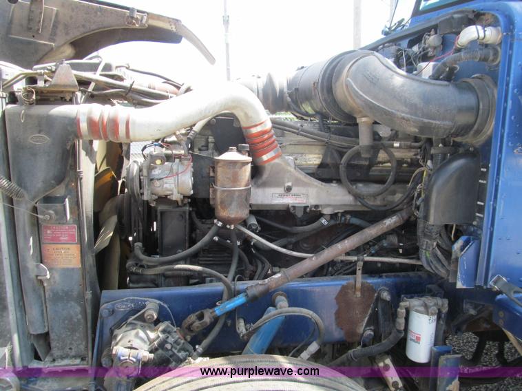 image for item B6374 1999 Peterbilt 377 semi truck