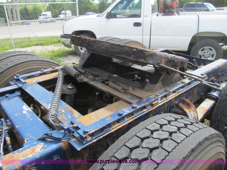 image for item B6374 1999 Peterbilt 377 semi truck