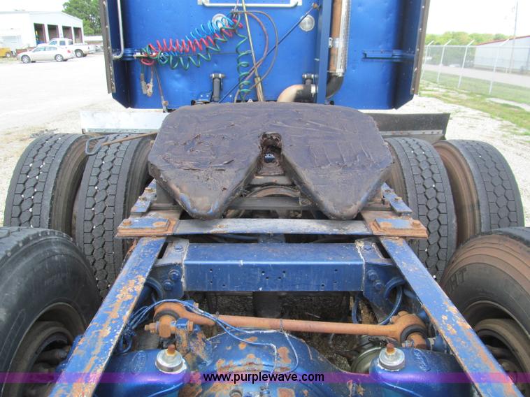 image for item B6374 1999 Peterbilt 377 semi truck