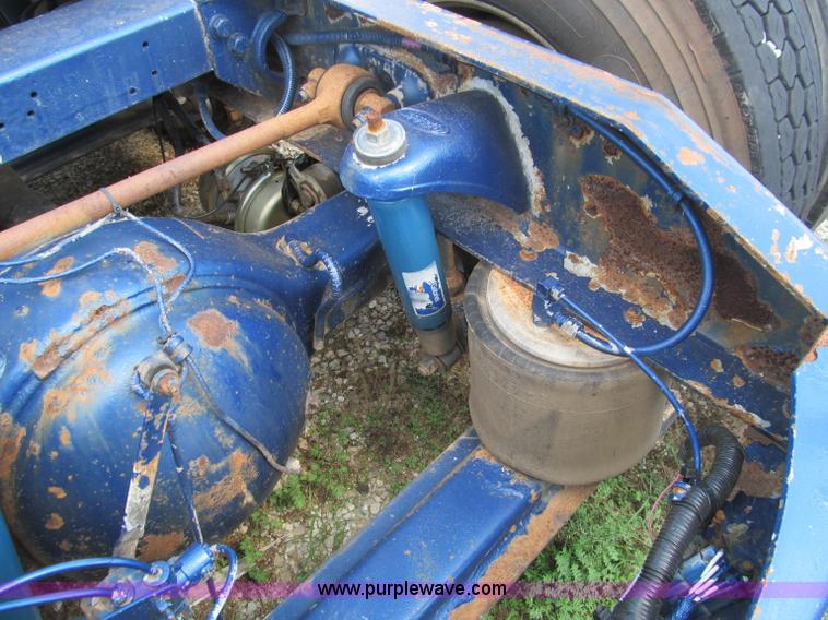 image for item B6374 1999 Peterbilt 377 semi truck