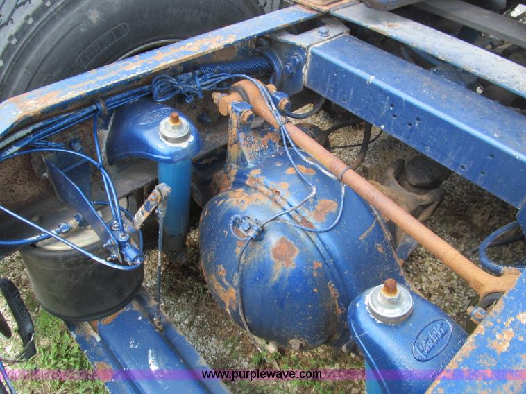 image for item B6374 1999 Peterbilt 377 semi truck