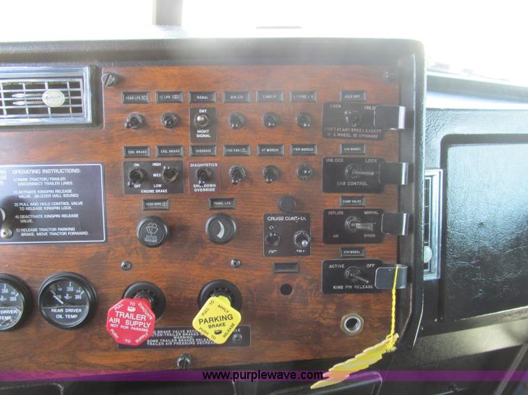 image for item B6375 1998 Peterbilt 377 semi truck