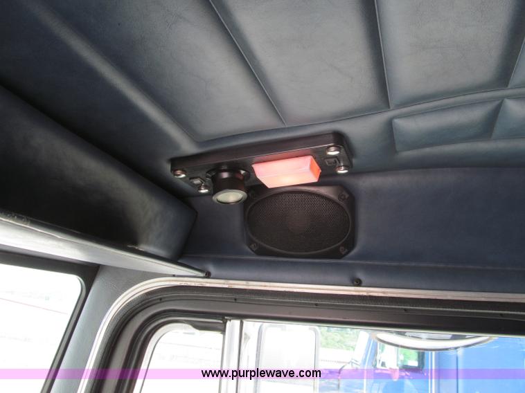 image for item B6375 1998 Peterbilt 377 semi truck