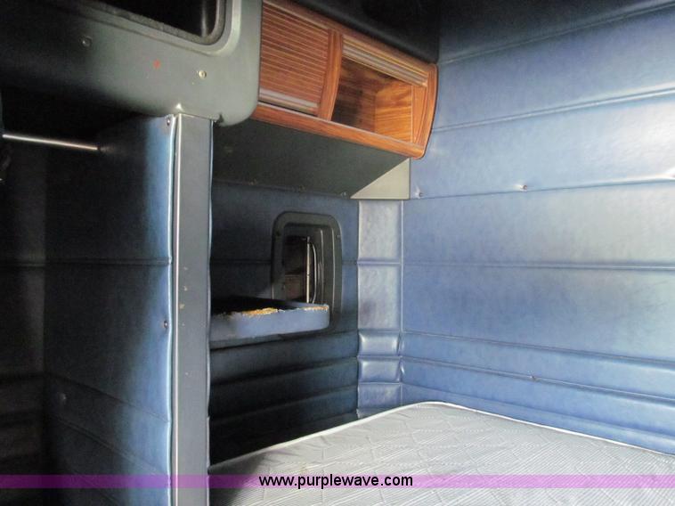 image for item B6375 1998 Peterbilt 377 semi truck