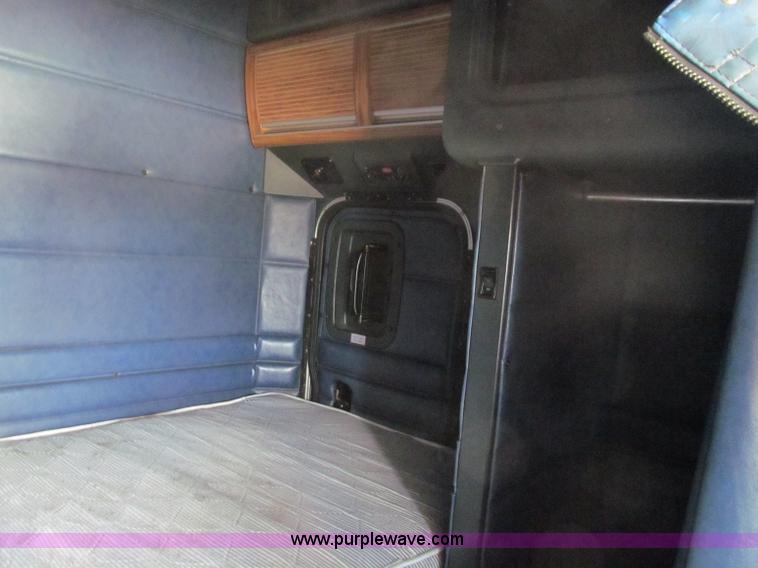 image for item B6375 1998 Peterbilt 377 semi truck