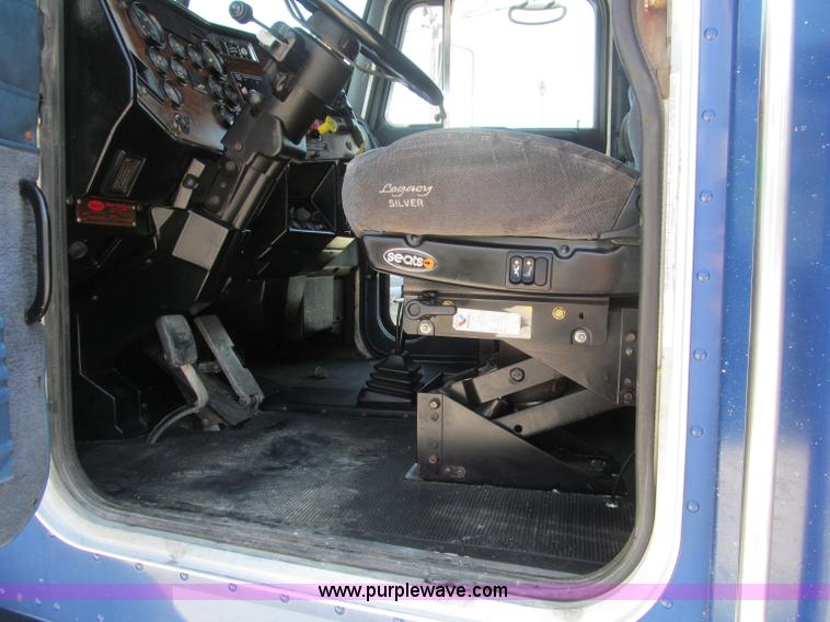 image for item B6375 1998 Peterbilt 377 semi truck