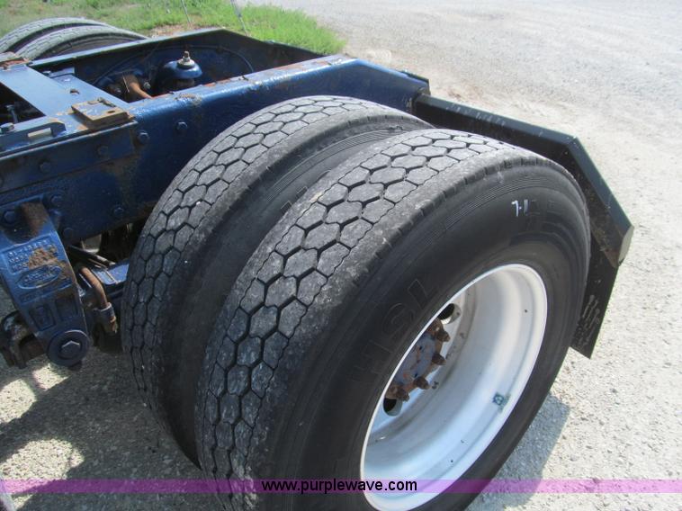 image for item B6375 1998 Peterbilt 377 semi truck