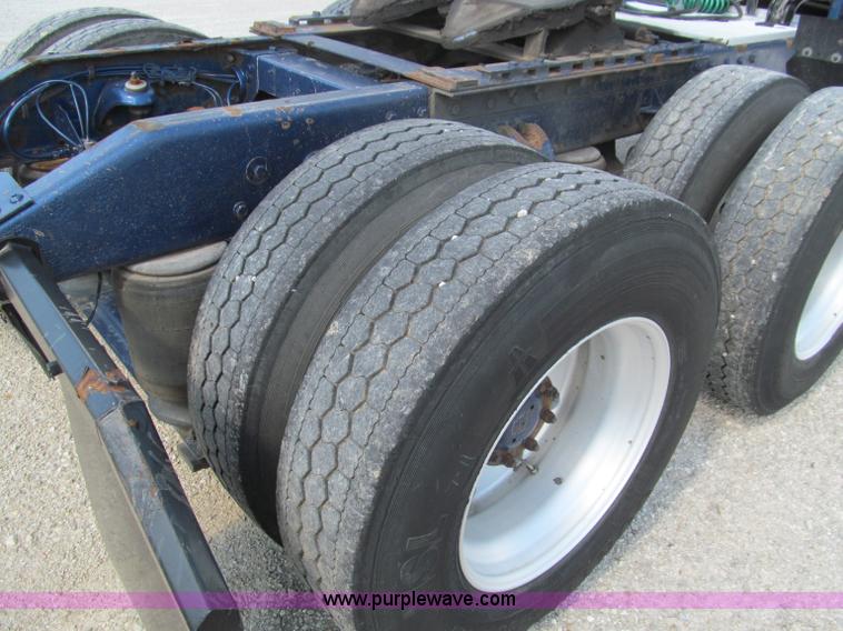 image for item B6375 1998 Peterbilt 377 semi truck