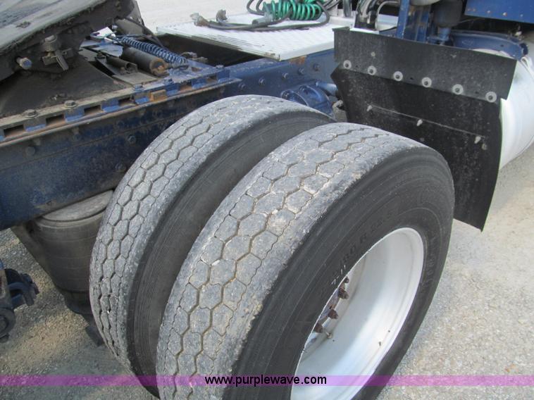 image for item B6375 1998 Peterbilt 377 semi truck