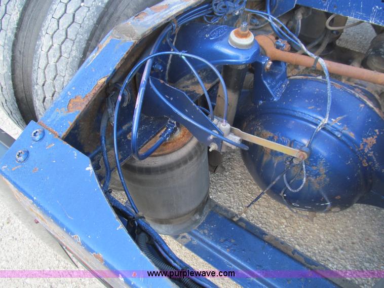 image for item B6375 1998 Peterbilt 377 semi truck