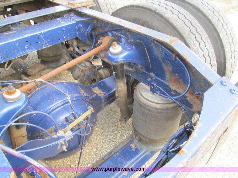 image for item B6375 1998 Peterbilt 377 semi truck