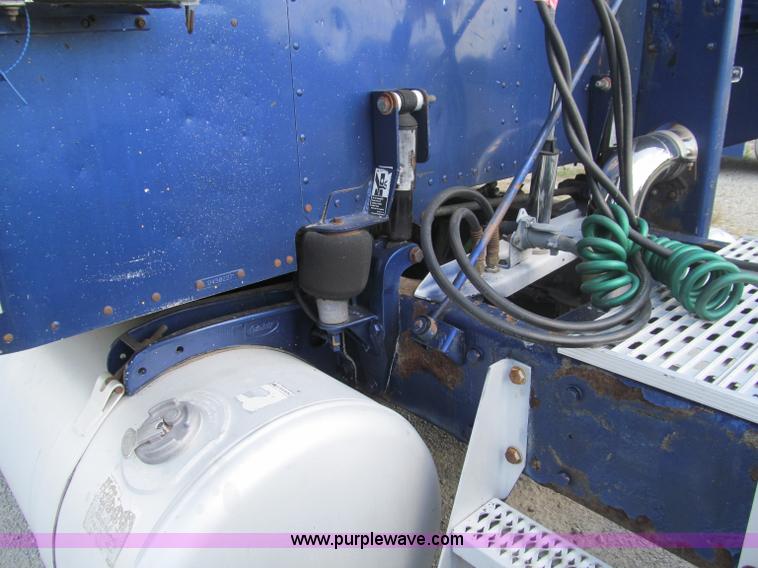 image for item B6375 1998 Peterbilt 377 semi truck