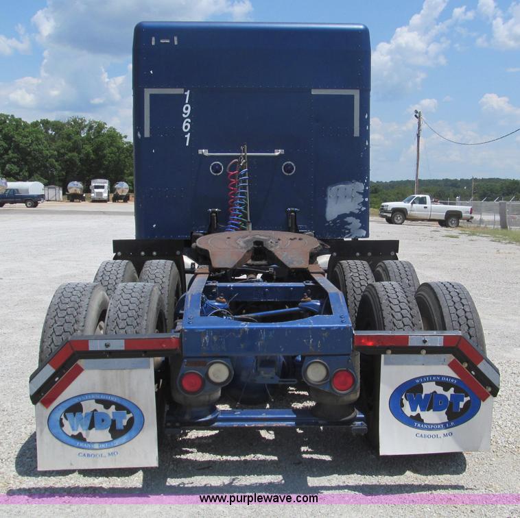 image for item B6376 1999 Peterbilt 377 semi truck