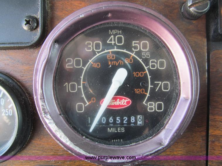 image for item B6376 1999 Peterbilt 377 semi truck