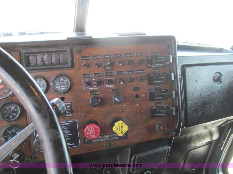 image for item B6376 1999 Peterbilt 377 semi truck