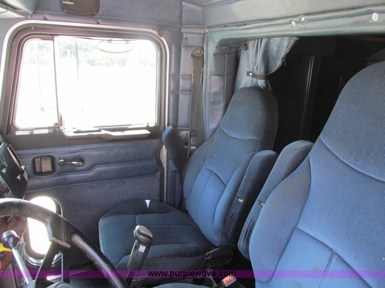 image for item B6376 1999 Peterbilt 377 semi truck