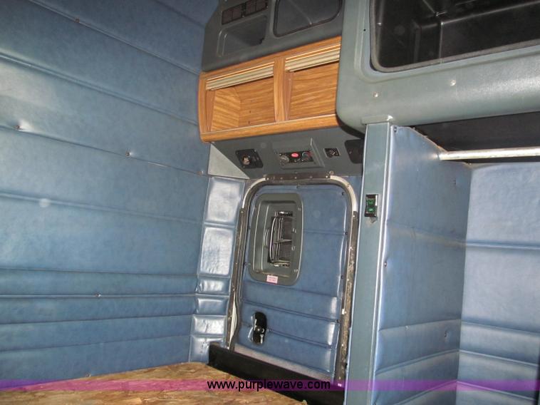 image for item B6376 1999 Peterbilt 377 semi truck