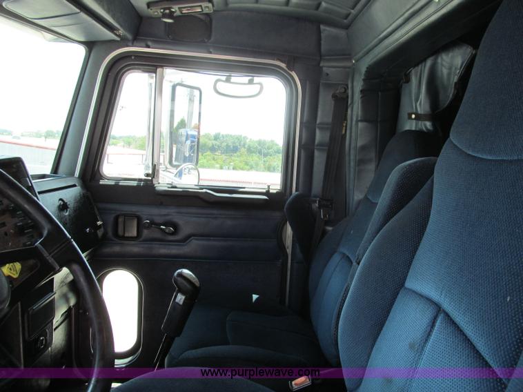 image for item B6376 1999 Peterbilt 377 semi truck