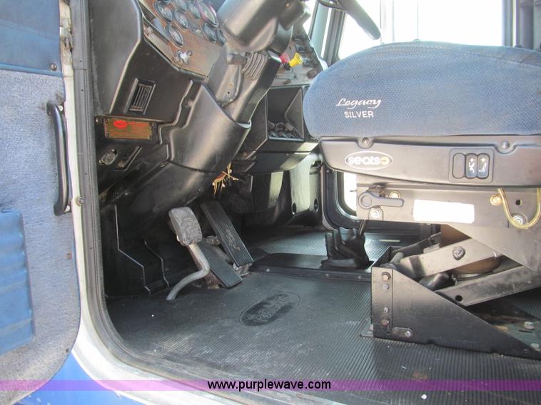 image for item B6376 1999 Peterbilt 377 semi truck