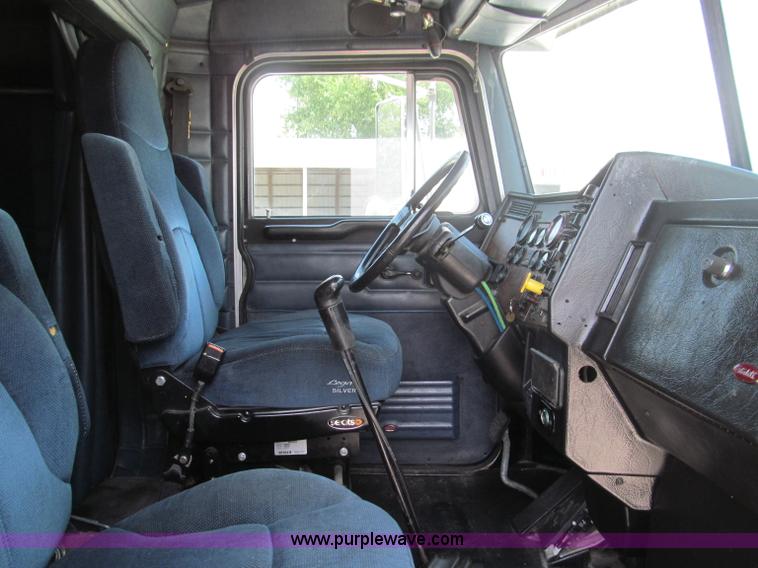 image for item B6376 1999 Peterbilt 377 semi truck