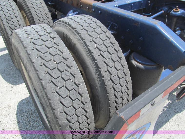 image for item B6376 1999 Peterbilt 377 semi truck