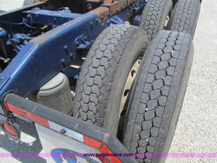 image for item B6376 1999 Peterbilt 377 semi truck