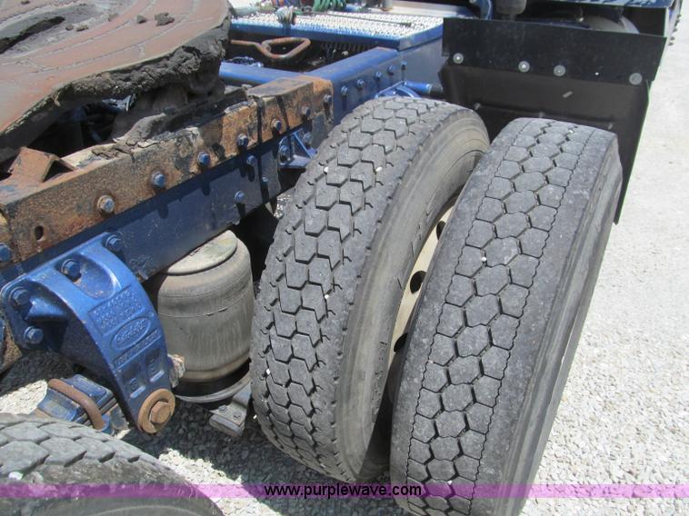 image for item B6376 1999 Peterbilt 377 semi truck