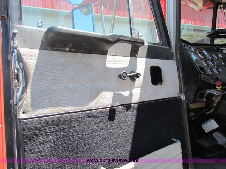 image for item B7283 1996 Peterbilt 379 semi truck