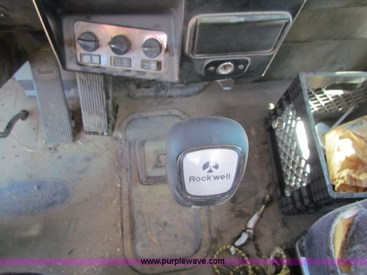 image for item B7283 1996 Peterbilt 379 semi truck