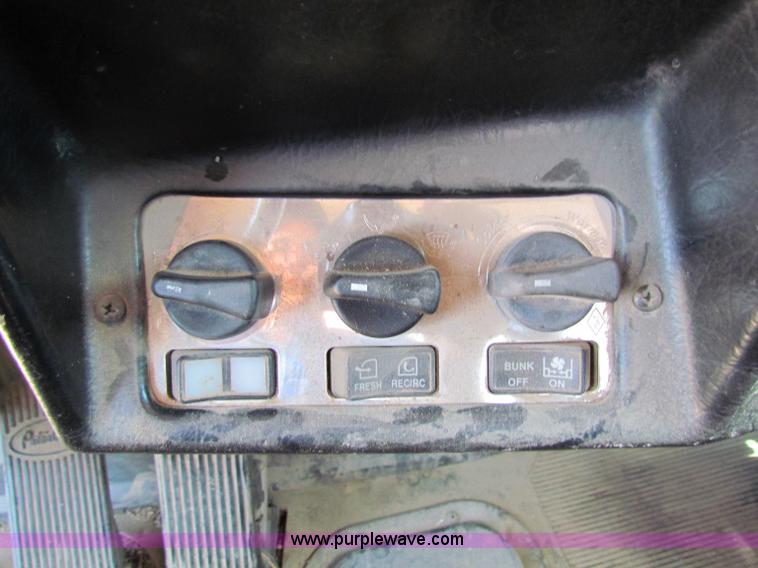 image for item B7283 1996 Peterbilt 379 semi truck