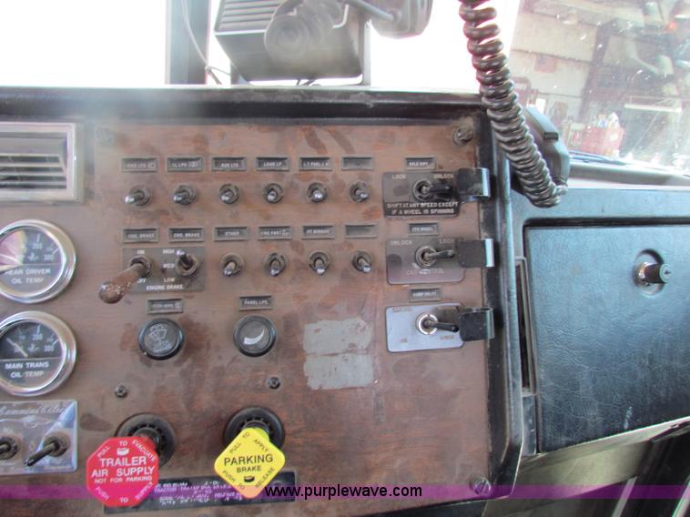 image for item B7283 1996 Peterbilt 379 semi truck