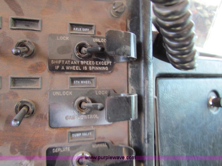 image for item B7283 1996 Peterbilt 379 semi truck