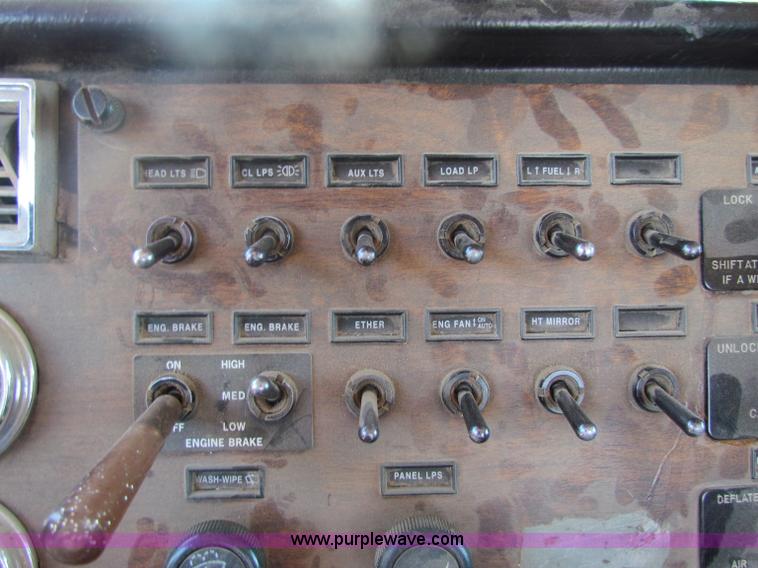 image for item B7283 1996 Peterbilt 379 semi truck