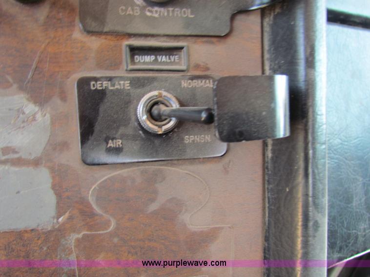 image for item B7283 1996 Peterbilt 379 semi truck