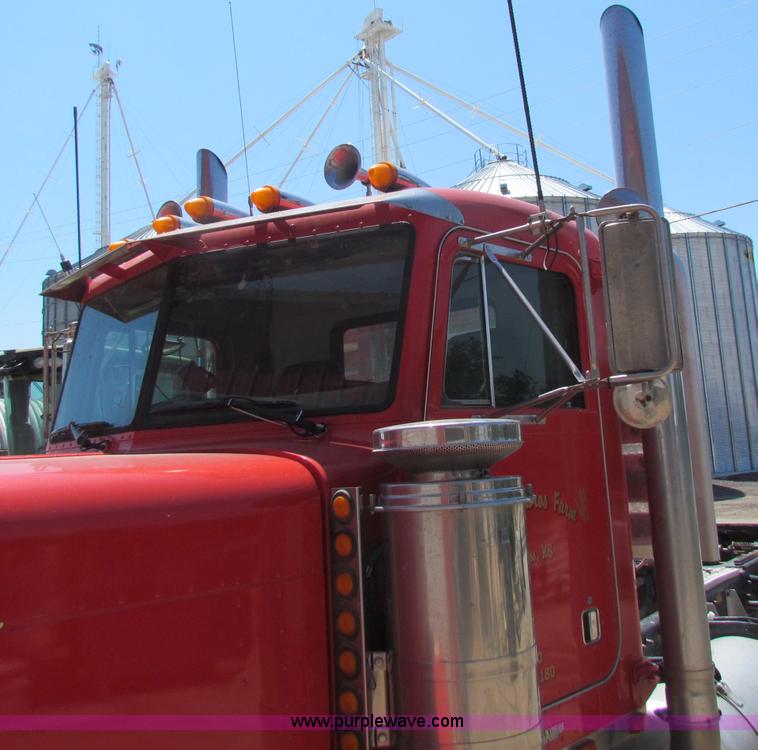 image for item B7283 1996 Peterbilt 379 semi truck