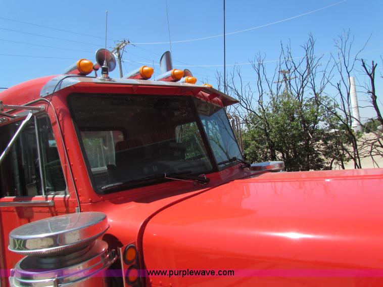 image for item B7283 1996 Peterbilt 379 semi truck