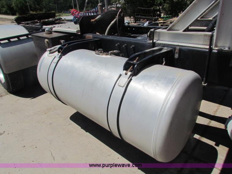 image for item B7283 1996 Peterbilt 379 semi truck