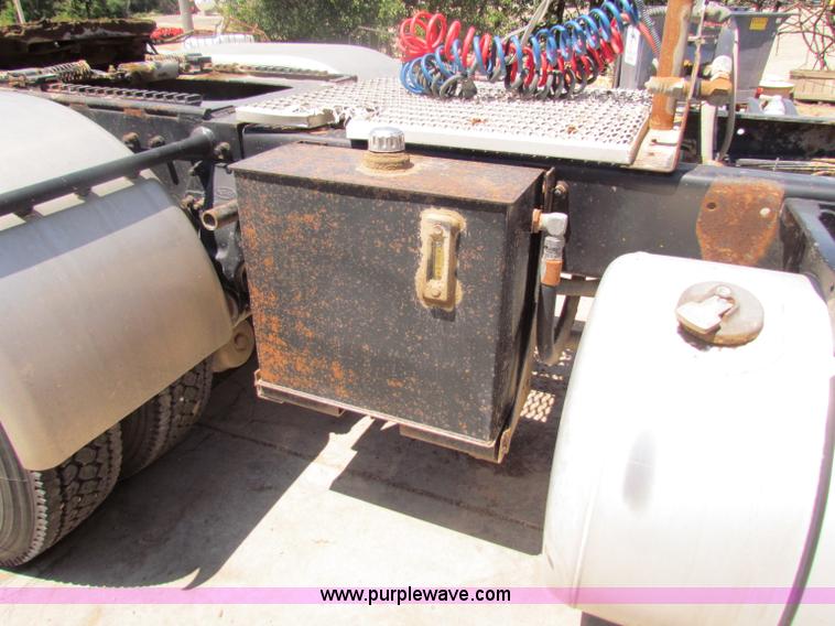 image for item B7283 1996 Peterbilt 379 semi truck