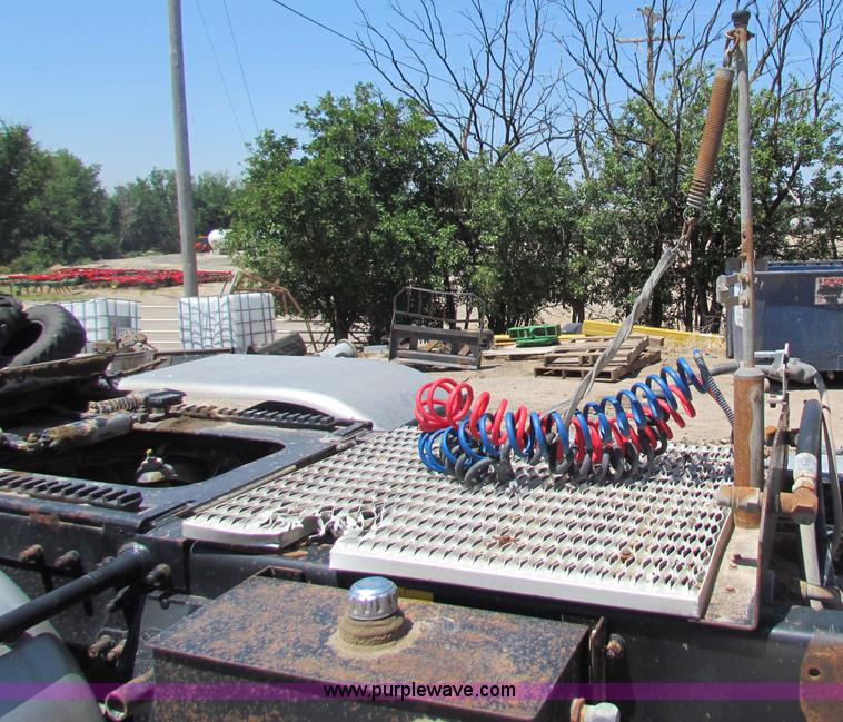 image for item B7283 1996 Peterbilt 379 semi truck