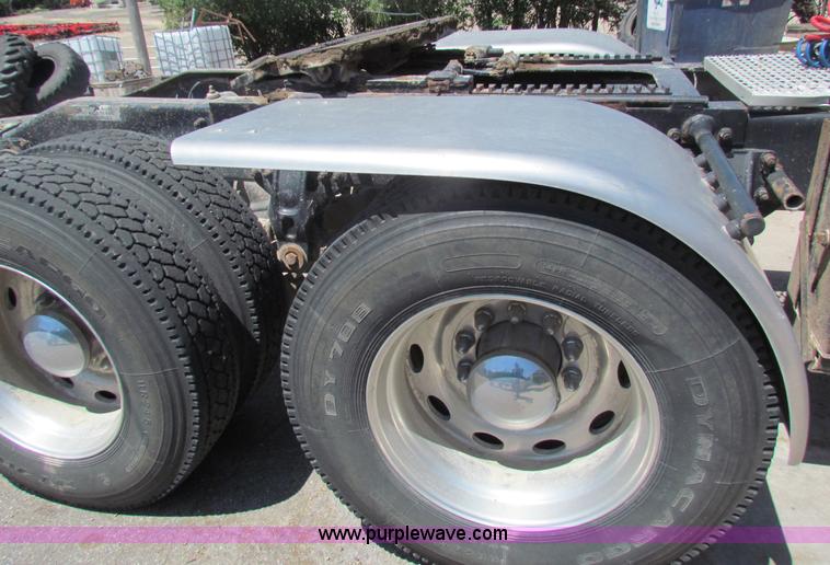 image for item B7283 1996 Peterbilt 379 semi truck