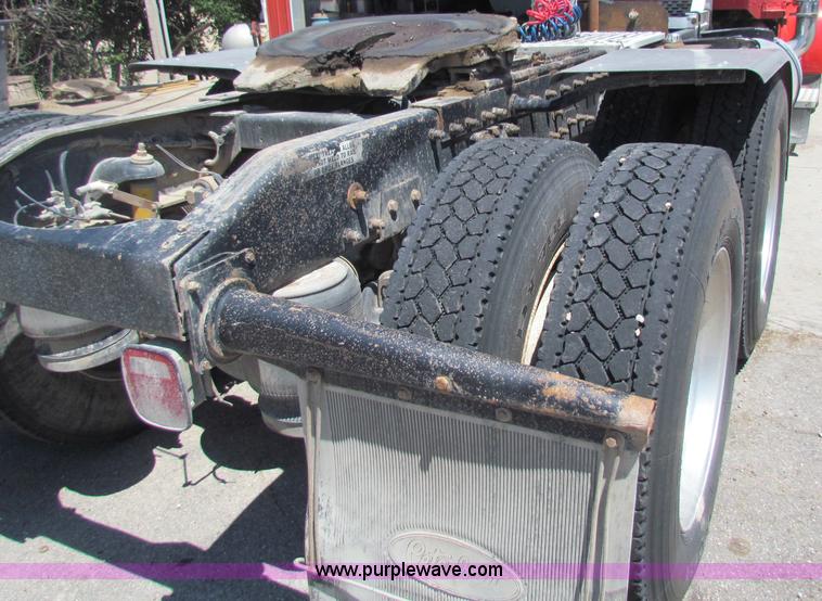 image for item B7283 1996 Peterbilt 379 semi truck