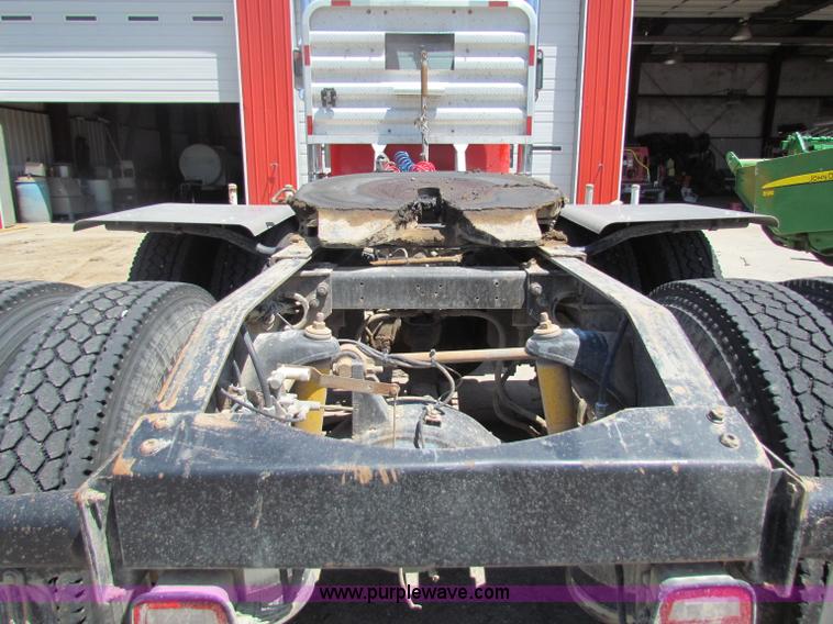 image for item B7283 1996 Peterbilt 379 semi truck