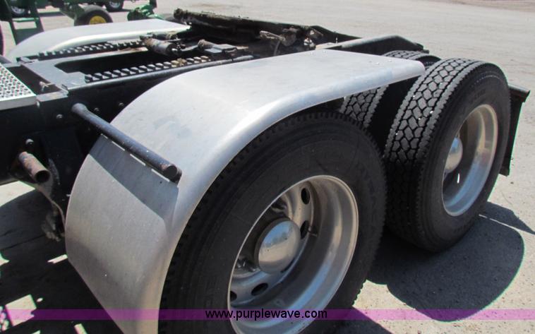 image for item B7283 1996 Peterbilt 379 semi truck