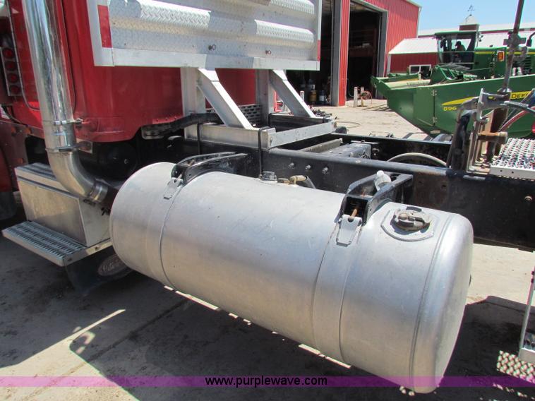 image for item B7283 1996 Peterbilt 379 semi truck